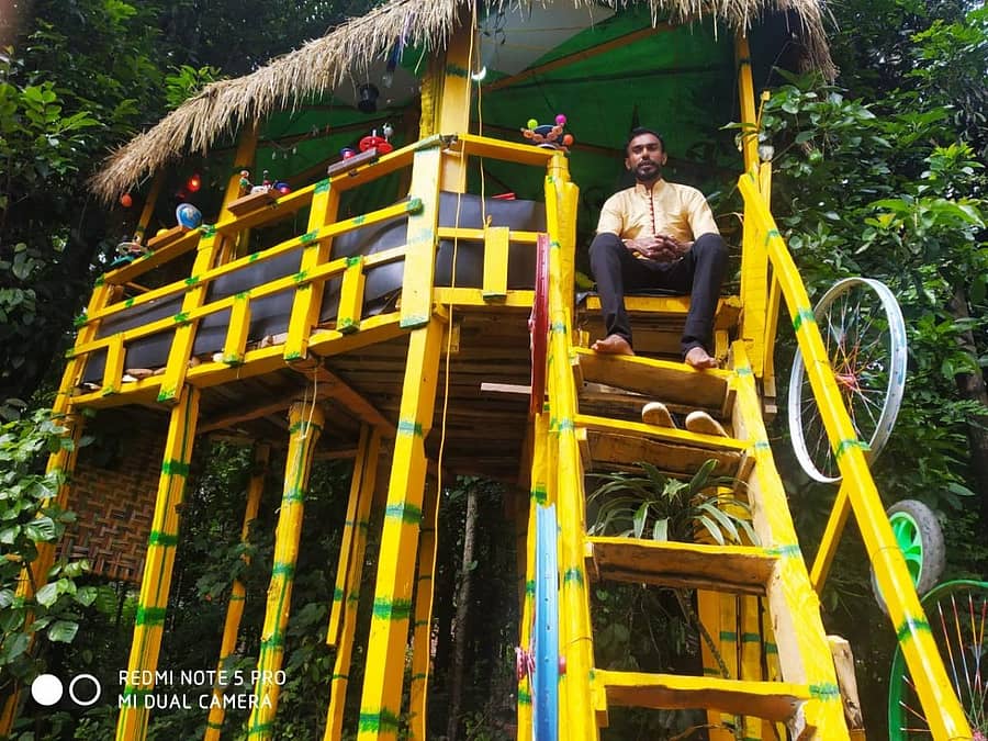 ಶನಿವಾರಸಂತೆ ಸಮೀಪದ ಮುಳ್ಳೂರು ಗ್ರಾಮದ ಸರ್ಕಾರಿ ಕಿರಿಯ ಪ್ರಾಥಮಿಕ ಶಾಲೆಯ ಶಿಕ್ಷಕ ಸಿ.ಎಸ್.ಸತೀಶ್ ಅವರ ಮನೆಯಂಗಳದ ಮಾಮರದ ಮೇಲೆ ಆನ್ ಲೈನ್ ಕ್ಲಾಸ್ ರೂಂ