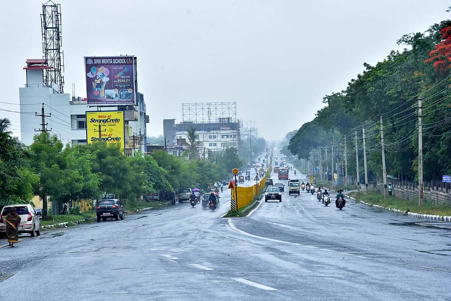 ಕಲಬುರ್ಗಿಯ ಜಿಮ್ಸ್ ಆಸ್ಪತ್ರೆ ಬಳಿಯ ಸೇಡಂ ರಸ್ತೆಯಲ್ಲಿ ಭಾನುವಾರ ಕಂಡ ಮಳೆಯ ನೋಟ