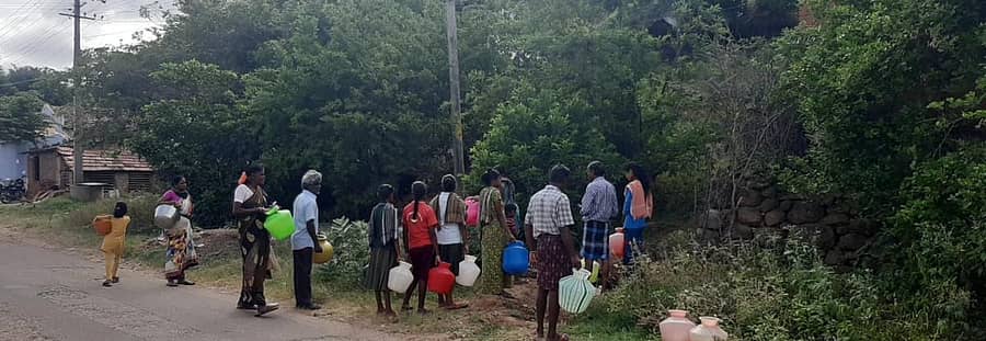 ಹನೂರು ತಾಲ್ಲೂಕಿನ ಮಾರ್ಟಳ್ಳಿ ಗ್ರಾಮಪಂಚಾಯಿತಿ ವ್ಯಾಪ್ತಿಯ ವಡ್ಡರದೊಡ್ಡಿ ಗ್ರಾಮದಲ್ಲಿ ಕುಡಿಯುವ ನೀರಿಗಾಗಿ ಕಾದು ನಿಂತಿರುವ ಮಹಿಳೆಯರು ಮತ್ತು ಮಕ್ಕಳು.