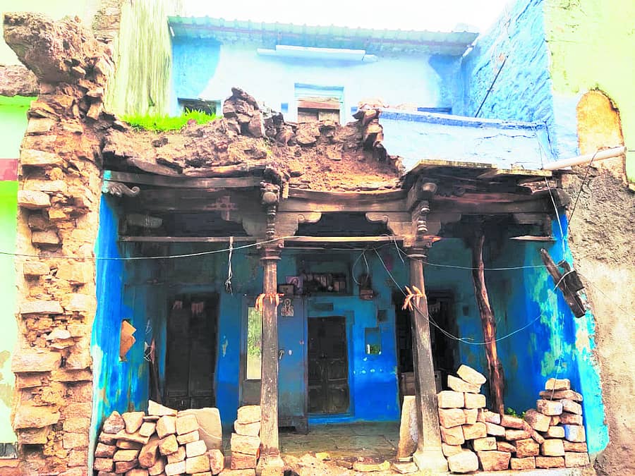 ಸುರಪುರದ ತಿಮ್ಮಾಪುರದಲ್ಲಿ ಧಾರಾಕಾರವಾಗಿ ಸುರಿದ ಮಳೆಯಿಂದಾಗಿ ಕಿಶನರಾವ ಪತಂಗೆ ಎಂಬುವವರ ಮನೆ ಭಾಗಶಃ ಕುಸಿದು ಬಿದ್ದಿರುವುದು