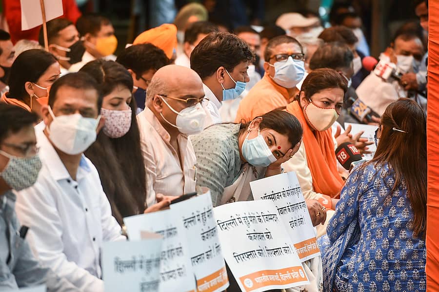 ದೆಹಲಿ ಮುಖ್ಯಮಂತ್ರಿ ಅರವಿಂದ್ ಕೇಜ್ರಿವಾಲ್ ರಾಜೀನಾಮೆ ಆಗ್ರಹಿಸಿ ಜಂತರ್ ಮಂತರ್ ಬಳಿ ಸೋಮವಾರ ಪ್ರತಿಭಟಿಸಿದ ಬಿಜೆಪಿ ನಾಯಕತಿ –ಪಿಟಿಐ ಚಿತ್ರ