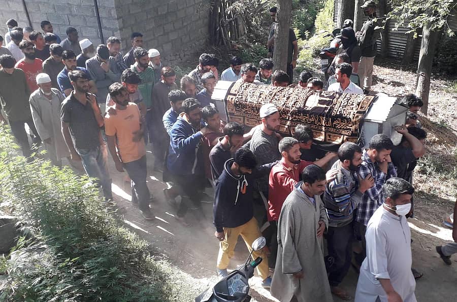 ಉಗ್ರರ ದಾಳಿಯಲ್ಲಿ ಸಾವಿಗೀಡಾದ ಪೊಲೀಸ್ ವಿಶೇಷ ಅಧಿಕಾರಿ ಫಯಾದ್ ಅಹಮದ್ ಅವರ ಅಂತ್ಯಕ್ರಿಯೆಯಲ್ಲಿ ಭಾಗಿಯಾದ ಗ್ರಾಮಸ್ಥರು –ಪಿಟಿಐ ಚಿತ್ರ