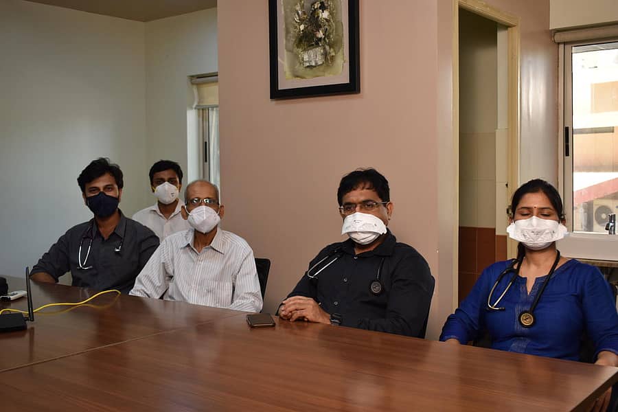 ಇಂಡಿಯಾನಾ ಆಸ್ಪತ್ರೆಯ ಮುಖ್ಯ ಇಂಟರ್ವೆನ್ಷನಲ್ ಕಾರ್ಡಿಯಾಲಜಿಸ್ಟ್ ಮತ್ತು ವ್ಯವಸ್ಥಾಪಕ ನಿರ್ದೇಶಕ ಡಾ. ಯೂಸುಫ್ ಕುಂಬ್ಳೆ ಸಾಧನೆಯ ಬಗ್ಗೆ ಸೋಮವಾರ ಮಾಹಿತಿ ನೀಡಿದರು. ವೈದ್ಯ ತಂಡದ ಸದಸ್ಯರೂ ಇದ್ದರು.