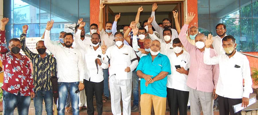 ವಿವಿಧ ಬೇಡಿಕೆಗಳ ಈಡೇರಿಕೆಗೆ ಆಗ್ರಹಿಸಿ, ಹುಬ್ಬಳ್ಳಿ–ಧಾರವಾಡ ಗೂಡ್ಸ್‌ ಟ್ರಾನ್ಸ್‌ಪೋರ್ಟರ್ಸ್‌ ಮತ್ತು ಲಾರಿ ಮಾಲೀಕರ ಸಂಘ ಹಾಗೂ ತುಂಗಾಭದ್ರಾ ಮರಳು ಲಾರಿ ಮಾಲೀಕರ ಸಂಘದ ಪದಾಧಿಕಾರಿಗಳು ಸೋಮವಾರ ಹುಬ್ಬಳ್ಳಿಯ ಮಿನಿ ವಿಧಾನಸೌಧದ ಎದುರು ಪ್ರತಿಭಟನೆ ನಡೆಸಿದರು