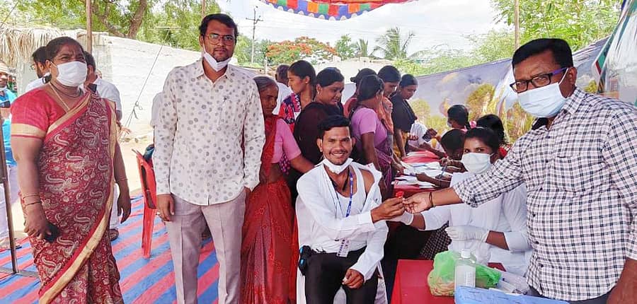 ಕನಕಗಿರಿ ತಾಲ್ಲೂಕಿನ ಕಲಕೇರಿ ಗ್ರಾಮದಲ್ಲಿ ಗ್ರಾಮಸ್ಥರಿಗೆ ಕೋವಿಡ್ ಲಸಿಕೆ ನೀಡಲಾಯಿತು