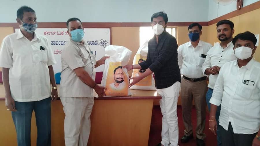 ಬೆಳಗಾವಿಯಲ್ಲಿ ಉಪ ಮುಖ್ಯಮಂತ್ರಿ ಲಕ್ಷ್ಮಣ ಸವದಿ ಅವರು ಮಾಧ್ಯಮ ಪ್ರತಿನಿಧಿಗಳಿಗೆ ನೀಡಿದ ದಿನಸಿ ಕಿಟ್‌ಗಳ ವಿತರಣೆಗೆ ಮುಖಂಡ ಶಶಿಕಾಂತ ಸವದಿ ಸೋಮವಾರ ಚಾಲನೆ ನೀಡಿದರು