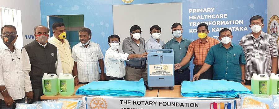 ಕೋಲಾರದಲ್ಲಿ ಸೋಮವಾರ ರೋಟರಿ ಸಂಸ್ಥೆ ವತಿಯಿಂದ ಕೊಡುಗೆಯಾಗಿ ನೀಡಿದ ಆಮ್ಲಜನಕ ಸಾಂದ್ರಕ ಹಾಗೂ ವೈದ್ಯಕೀಯ ಪರಿಕರಗಳನ್ನು ಜಿಲ್ಲಾಧಿಕಾರಿ ಆರ್.ಸೆಲ್ವಮಣಿ ಸ್ವೀಕರಿಸಿದರು
