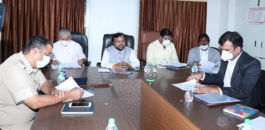 ಬೀದರ್‌ನಲ್ಲಿ ನಡೆದ ಬೀದರ್ ನಗರಾಭಿವೃದ್ಧಿ ಪ್ರಾಧಿಕಾರದ ಸಭೆಯಲ್ಲಿ ಅಧ್ಯಕ್ಷ ಬಾಬುವಾಲಿ ಮಾತನಾಡಿದರು. ಕೆ.ಎಂ. ಸತೀಶ, ರಘುನಾಥರಾವ್ ಮಲ್ಕಾಪುರೆ, ಅರವಿಂದಕುಮಾರ ಅರಳಿ, ರಹೀಂಖಾನ್, ಅಭಯಕುಮಾರ ಇದ್ದರು