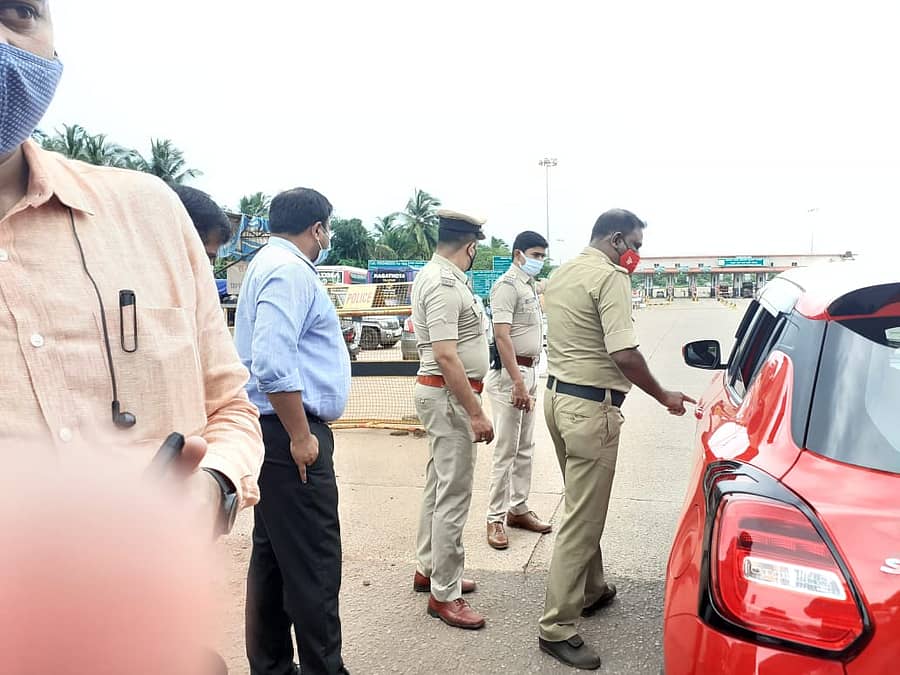 ಕೇರಳದಿಂದ ಜಿಲ್ಲೆಗೆ ಬರುವವರಿಗೆ ಕಡ್ಡಾಯವಾಗಿ ತಪಾಸಣೆ ನಡೆಸಲಾಗುತ್ತಿದೆ