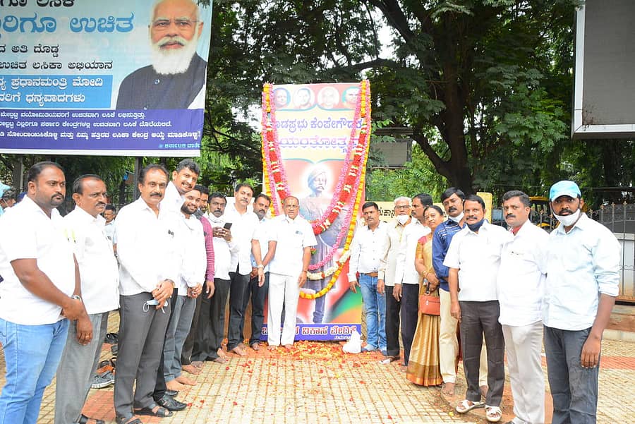 ತುಮಕೂರು ಬಿಜಿಎಸ್ ವೃತ್ತದಲ್ಲಿ ಕೆಂಪೇಗೌಡ ಜಯಂತಿ ಆಚರಿಸಲಾಯಿತು