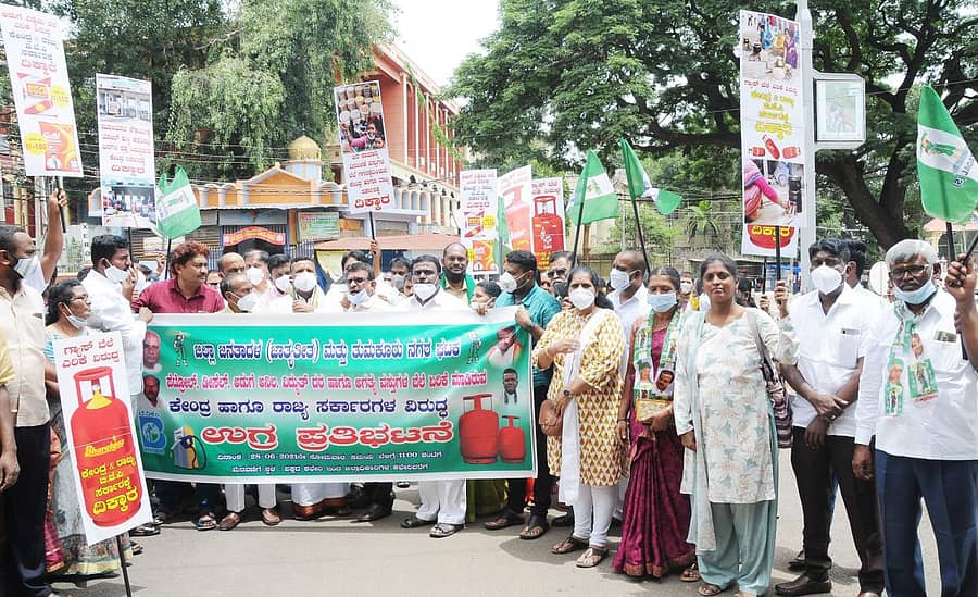 ತುಮಕೂರಿನಲ್ಲಿ ಇಂಧನ ಬೆಲೆ ಏರಿಕೆ ವಿರೋಧಿಸಿ ಜೆಡಿಎಸ್ ಮುಖಂಡರು ಪ್ರತಿಭಟನೆ ನಡೆಸಿದರು