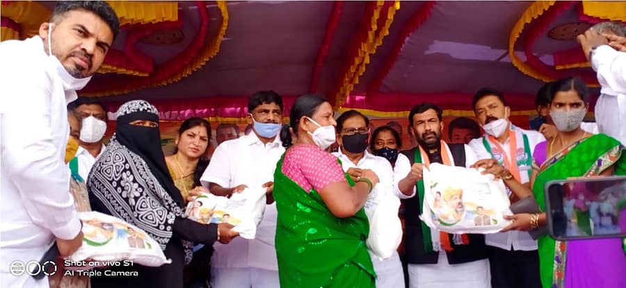 ಕುಣಿಗಲ್ ಪಟ್ಟಣದಲ್ಲಿ ಡಿಕೆಎಸ್ ಚಾರಿಟಬಲ್ ಟ್ರಸ್ಟ್ನಿಂದ ಸಂಸದ ಡಿ.ಕೆ. ಸುರೇಶ್ ಮತ್ತು ಶಾಸಕ ಡಾ.ಜಿ. ಪರಮೇಶ್ವರ ಜನರಿಗೆ ದಿನಸಿ ಕಿಟ್ ವಿತರಿಸಿದರು. ಡಾ.ರಂಗನಾಥ್, ಸಲೀಂ ಮಹಮ್ಮದ್ ಹಾಜರಿದ್ದರು