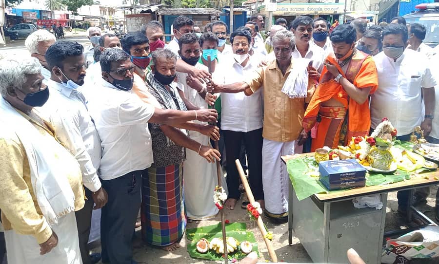 ಸೊರವನಹಳ್ಳಿ- ಸೀಗೆಹಳ್ಳಿ ರಸ್ತೆಯ ಮಣೆಚಂಡೂರುವರೆಗೂ ಡಾಂಬರು ರಸ್ತೆ ನಿರ್ಮಾಣಕ್ಕೆ ಶಾಸಕ ಮಸಾಲ ಜಯರಾಂ ಭೂಮಿಪೂಜೆ ನೆರವೇರಿಸಿದರು