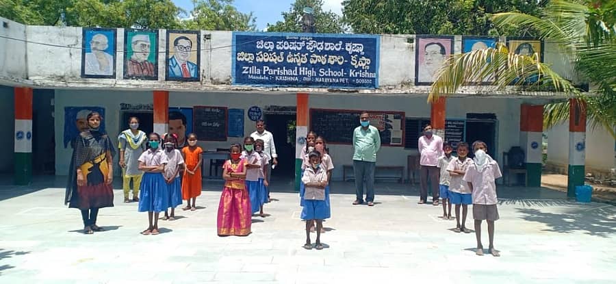 ಶಕ್ತಿನಗರ ಗಡಿಭಾಗದ ಕೃಷ್ಣಾ ಗ್ರಾಮದ ಕನ್ನಡ ಮಾಧ್ಯಮ ಶಾಲೆಯಲ್ಲಿ ಮಂಗಳವಾರ ವಿದ್ಯಾರ್ಥಿಗಳು ಪ್ರಾರ್ಥನೆ ವೇಳೆ ಸರದಿ ಸಾಲಿನಲ್ಲಿ ನಿಂತಿರುವುದು