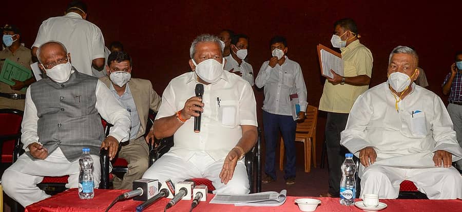 ಕೋವಿಡ್ ನಿಯಂತ್ರಣ ಹಾಗೂ ಕೈಗೊಳ್ಳಬೇಕಾದ ಕ್ರಮಗಳ ಕುರಿತು ನಡೆದ ಸಭೆಯಲ್ಲಿ ಜಿಲ್ಲಾ ಉಸ್ತುವಾರಿ ಸಚಿವ ಬೈರತಿ ಬಸವರಾಜ ಅವರು ಮಾತನಾಡಿದರು