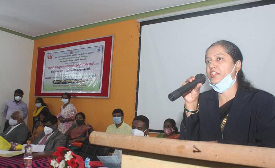 ಕೋಲಾರದಲ್ಲಿ ಮಂಗಳವಾರ ನಡೆದ ಅಂತರರಾಷ್ಟ್ರೀಯ ಮಾದಕ ದ್ರವ್ಯ ಸೇವನೆ ಮತ್ತು ಮಾನವ ಕಳ್ಳಸಾಗಣಿಕೆ ವಿರೋಧಿ ದಿನಾಚರಣೆಯಲ್ಲಿ ಹಿರಿಯ ಶ್ರೇಣಿ ಸಿವಿಲ್ ನ್ಯಾಯಾಧೀಶೆ ಅನಿತಾ ಮಾತನಾಡಿದರು