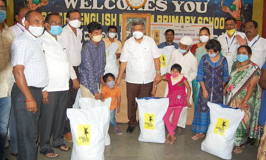 ಹುಬ್ಬಳ್ಳಿಯಲ್ಲಿ ಶಹರ ಕ್ಷೇತ್ರ ಶಿಕ್ಷಣಾಧಿಕಾರಿ ಕಾರ್ಯಾಲಯ ಹಾಗೂ ಫೋರ್ಥ್ವೇವ್ ಫೌಂಡೇಷನ್ ವತಿಯಿಂದ ದೇಶಪಾಂಡೆ ನಗರದ ರೋಟರಿ ಶಾಲೆಯಲ್ಲಿ ಮಂಗಳವಾರ ಜಿಲ್ಲಾ ಉಸ್ತುವಾರಿ ಸಚಿವ ಜಗದೀಶ ಶೆಟ್ಟರ್ ಅವರು, ಅಂಗವಿಕಲ ಮಕ್ಕಳಿಗೆ ಆಹಾರ ಸಾಮಗ್ರಿ ಕಿಟ್ ವಿತರಿಸಿದರು