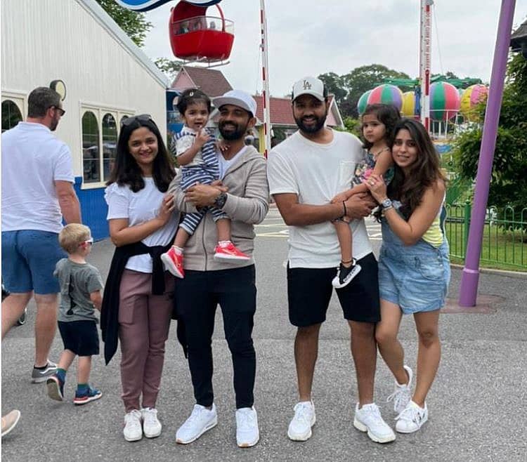 ಕುಟುಂಬ ಸದಸ್ಯರ ಜೊತೆ ಅಜಿಂಕ್ಯಾ ರಹಾನೆ ಮತ್ತು ರೋಹಿತ್‌ ಶರ್ಮಾ