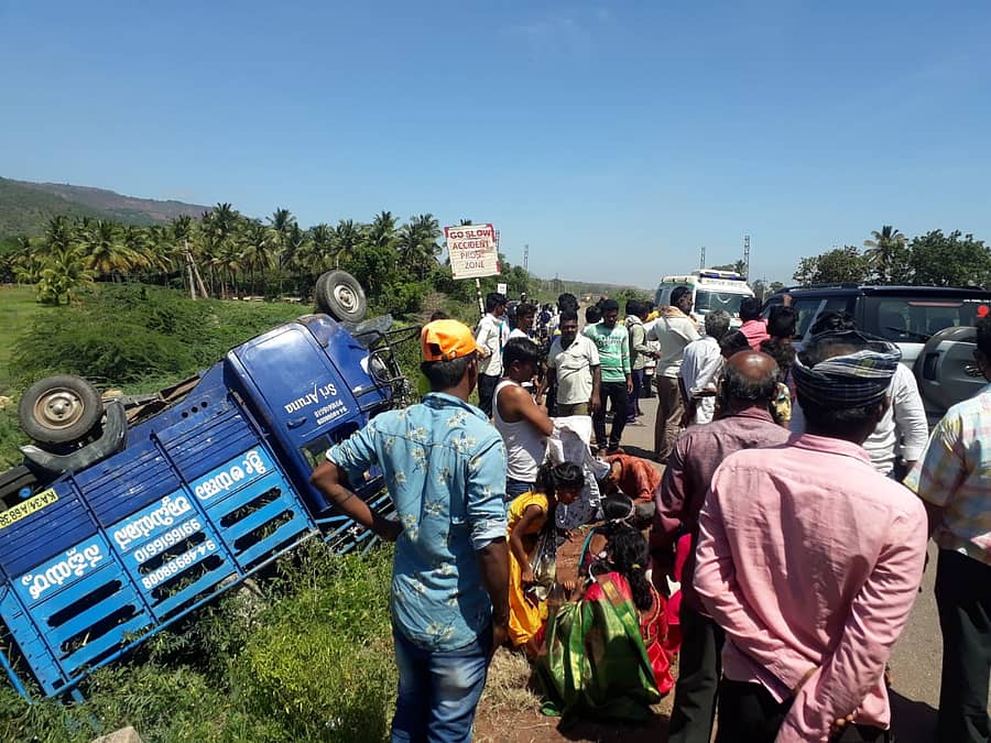 ಚಾಲಕನ ನಿಯಂತ್ರಣ ತಪ್ಪಿ ರಸ್ತೆ ಬದಿ ಮುಗುಚಿ ಬಿದ್ದ ಆಟೊ
