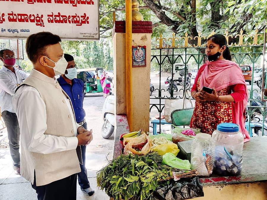 ಹೂವು ಮಾರುತ್ತಿದ್ದ ಎಸ್ಸೆಸ್ಸೆಲ್ಸಿ ವಿದ್ಯಾರ್ಥಿನಿಗೆ ಪಾಲಿಕೆ ಮುಖ್ಯ ಆಯುಕ್ತ ಗೌರವ ಗುಪ್ತ ಲ್ಯಾಪ್ಟಾಪ್ ಕೊಡಿಸುವ ಭರವಸೆ ನೀಡಿದ್ದಾರೆ.