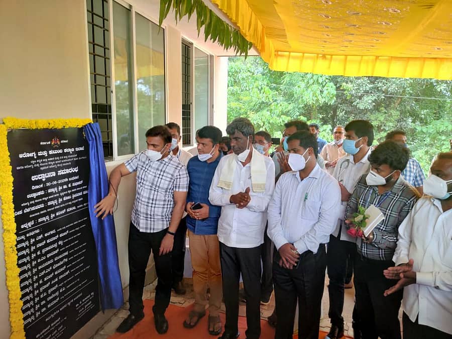 ಬೆಳ್ತಂಗಡಿ ತಾಲ್ಲೂಕಿನ ಚಾರ್ಮಾಡಿ ಪ್ರಾಥಮಿಕ ಆರೋಗ್ಯ ಕೇಂದ್ರದ ಕಟ್ಟಡವನ್ನು ಆರೋಗ್ಯ ಸಚಿವ ಡಾ. ಸುಧಾಕರ ಉದ್ಘಾಟಿಸಿದರು. ಸಚಿವ ಕೋಟ ಶ್ರೀನಿವಾಸ ಪೂಜಾರಿ, ಶಾಸಕ ಹರೀಶ ಪೂಂಜ ಇದ್ದರು.