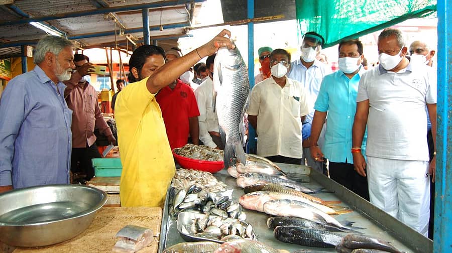 ಹುಬ್ಬಳ್ಳಿಯ ಗಣೇಶ ಪೇಟೆಯ ತಾತ್ಕಾಲಿಕ ಮೀನು ಮಾರುಕಟ್ಟೆಗೆ ಬುಧವಾರ ಸಚಿವ ಬೈರತಿ ಬಸವರಾಜ ಭೇಟಿ ನೀಡಿದರು /ಪ್ರಜಾವಾಣಿ ಚಿತ್ರ