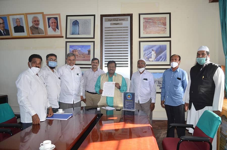 ಅಖಿಲ ಕರ್ನಾಟಕ ಮಹಮ್ಮದೀಯರ ಕನ್ನಡ ವೇದಿಕೆಯ ಪದಾಧಿಕಾರಿಗಳು ಟಿ.ಎಸ್. ನಾಗಾಭರಣ ಅವರಿಗೆ ಮನವಿ ಸಲ್ಲಿಸಿದರು. ಪ್ರಾಧಿಕಾರದ ಕಾರ್ಯದರ್ಶಿ ಸಂತೋಷ್ ಹಾನಗಲ್ ಇದ್ದರು.