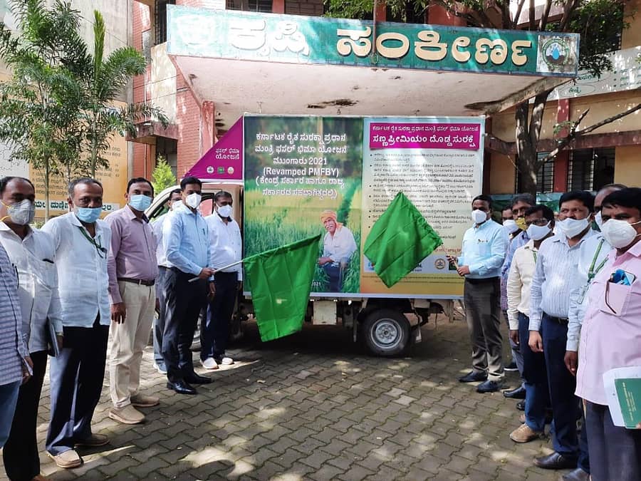 ಬೆಳಗಾವಿಯಲ್ಲಿ ಫಸಲ್ ಬಿಮಾ ಯೋಜನೆ ಪ್ರಚಾರಕ್ಕೆ ಜಿಲ್ಲಾಧಿಕಾರಿ ಎಂ.ಜಿ. ಹಿರೇಮಠ ಹಾಗೂ ಜಂಟಿ ಕೃಷಿ ನಿರ್ದೇಶಕ ಶಿವನಗೌಡ ಪಾಟೀಲ ಬುಧವಾರ ಹಸಿರು ನಿಶಾನೆ ತೋರಿದರು