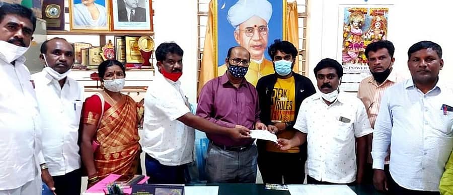 ಮಾಲೂರು ಪಟ್ಟಣದ ಶಿಕ್ಷಕರ ಕಚೇರಿ ಸಭಾಂಗಣದಲ್ಲಿ ಕಪ್ಪು ಶಿಲೀಂಧ್ರ ಸೋಂಕಿಗೆ ತುತ್ತಾಗಿರುವ ಸಿದ್ದನಹಳ್ಳಿ ಪ್ರಾಥಮಿಕ ಶಾಲಾ ಶಿಕ್ಷಕ ರಮೇಶ್ ಅವರ ಕುಟುಂಬಕ್ಕೆ ಪ್ರಾಥಮಿಕ ಶಾಲಾ ಶಿಕ್ಷಕರ ಸಂಘದಿಂದ ₹ 25 ಸಾವಿರ ಚೆಕ್ ಅನ್ನು ಬಿಇಒ ಕೃಷ್ಣಮೂರ್ತಿ ವಿತರಿಸಿದರು