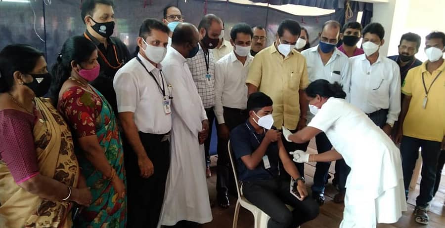 ಕಿನ್ನಿಗೋಳಿ ಬಳಿಯ ಪಾಂಪೈ ಕಾಲೇಜಿನಲ್ಲಿ ಬುಧವಾರ ವಿದ್ಯಾರ್ಥಿಗಳಿಗೆ ಲಸಿಕೆ ನೀಡುವ ಕಾರ್ಯಕ್ಕೆ ಶಾಸಕ ಉಮಾನಾಥ ಕೋಟ್ಯಾನ್ ಚಾಲನೆ ನೀಡಿದರು.