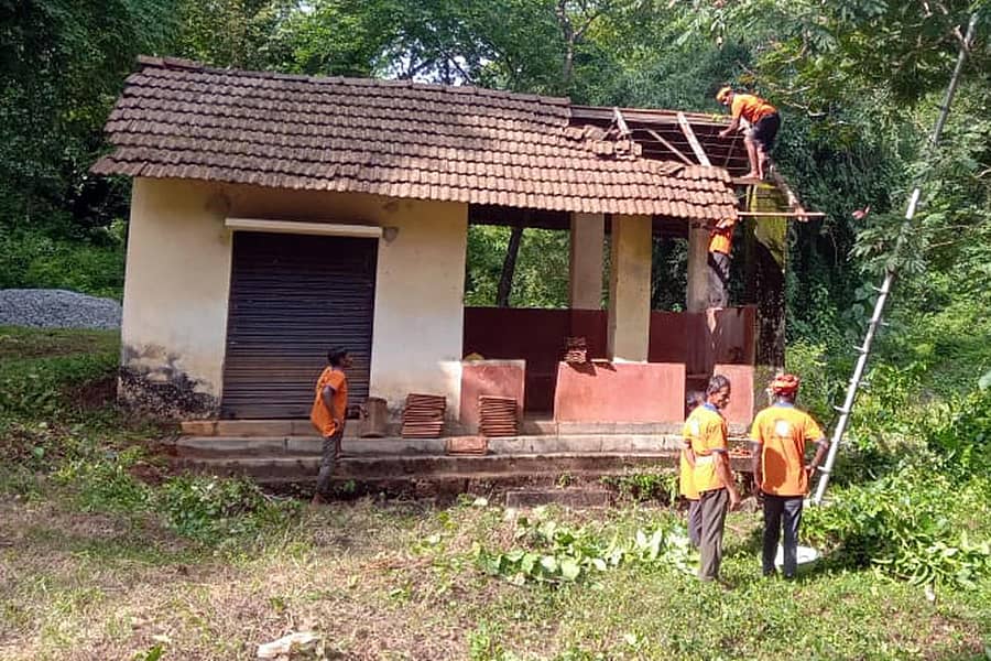ಶ್ರಮದಾನದ ಅಂಗವಾಗಿ ಬಸ್‌ ನಿಲ್ದಾಣ ಸ್ವಚ್ಛಗೊಳಿಸಲಾಯಿತು.