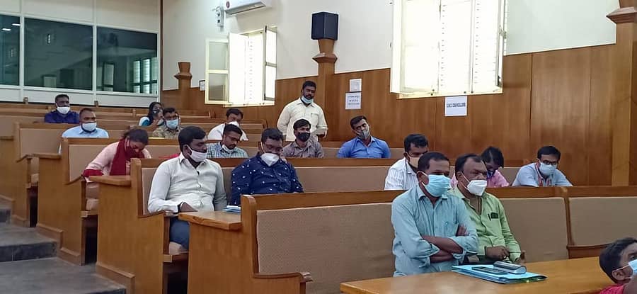 ಕೆಜಿಎಫ್‌ ರಾಬರ್ಟಸನ್‌ಪೇಟೆಯಲ್ಲಿ ಬುಧವಾರ ನಡೆದ ಕಂದಾಯ ಅಧಿಕಾರಿಗಳ ಸಭೆಯಲ್ಲಿ ಭಾಗವಹಿಸಿದ್ದ ಸಿಬ್ಬಂದಿ