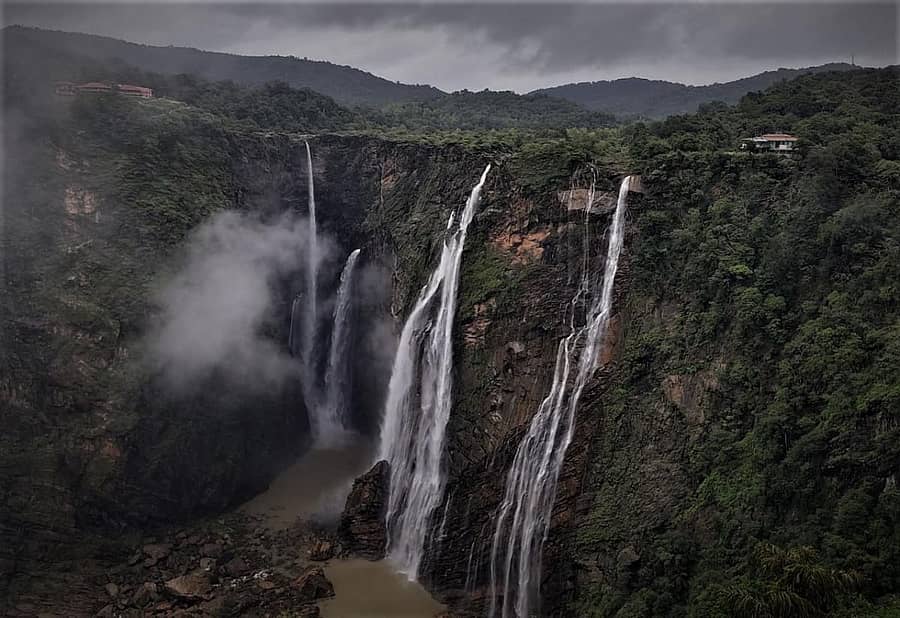 ಜೋಗ ಜಲಪಾತದಲ್ಲಿ ನೀರು ಧುಮ್ಮಿಕ್ಕುತ್ತಿರುವುದು