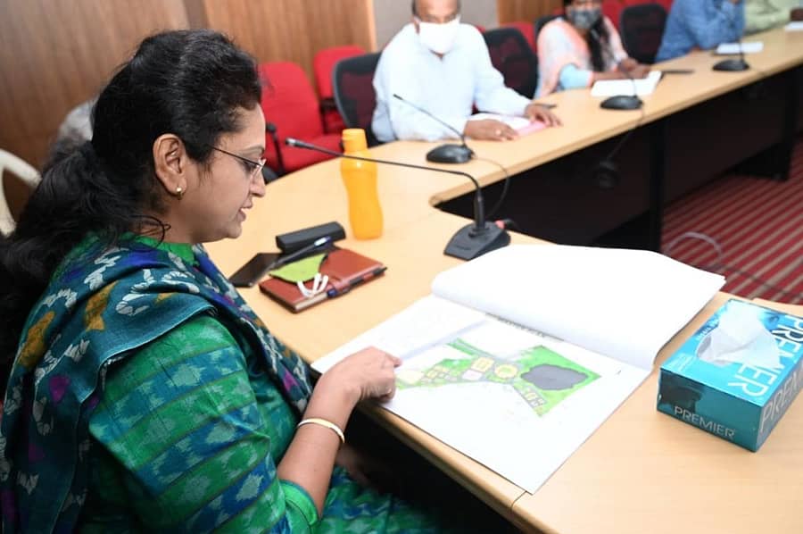 ವೈದ್ಯಕೀಯ ಶಿಕ್ಷಣ ಕಾಲೇಜು ಕಾಮಗಾರಿಯ ನೀಲನಕ್ಷೆಯ ಗಮನಿಸಿ ನಿರ್ಮಾಣ ಕಾಮಗಾರಿಯ ಬಗ್ಗೆ ಮಾಹಿತಿ ಪಡೆದ ಜಿಲ್ಲಾಧಿಕಾರಿ ಆರ್.ಲತಾ