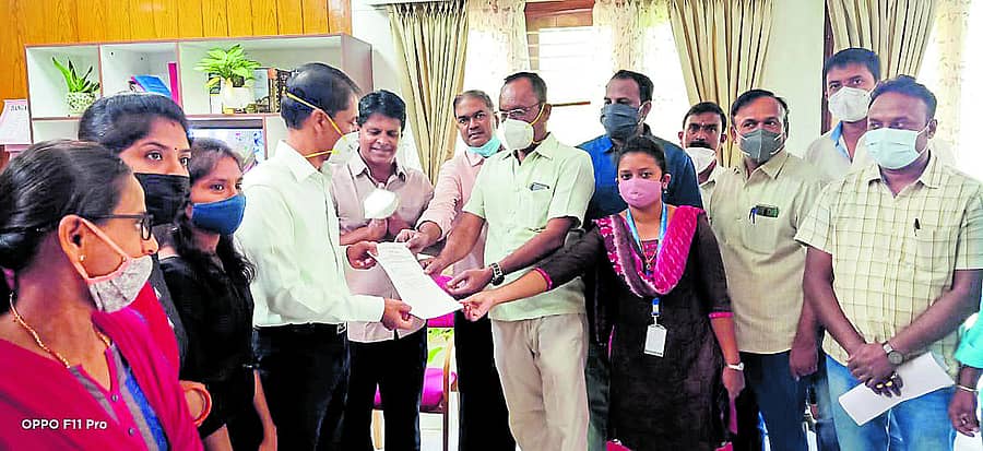 ತುಮಕೂರಿನಲ್ಲಿ ಜಿಲ್ಲಾಧಿಕಾರಿ ವೈ.ಎಸ್.ಪಾಟೀಲ ಅವರಿಗೆ ಕಂದಾಯ ಇಲಾಖೆ ನೌಕರರು ಮನವಿ ಸಲ್ಲಿಸಿದರು