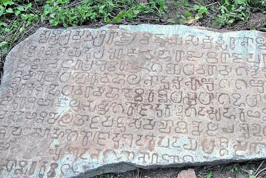 ಬೆಂಗಳೂರು ನಗರದ ಶಾಸನ ಸಂಶೋಧನೆ ಮಾಡುವ ಹವ್ಯಾಸಿ ತಂಡಕ್ಕೆ ಬುಧವಾರ ಮುಳಬಾಗಿಲು ತಾಲ್ಲೂಕಿನ ಮೇಲಾಗಾಣಿ ಗ್ರಾಮದಲ್ಲಿ ‘ಲೋಗ’ನೆಂಬ ನಾಯಿ ಸ್ಮಾರಕಕ್ಕೆ ಸಂಬಂಧಿಸಿದ ಇದುವರೆವಿಗೂ ಬೆಳಕಿಗೆ ಬಾರದ ಶಿಲಾಶಾಸನ