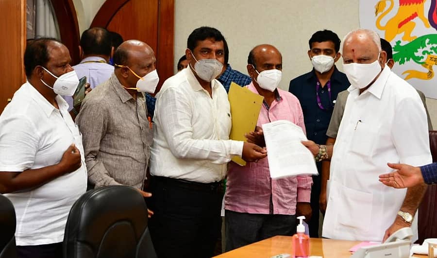 ರಾಜ್ಯ ಸರ್ಕಾರಿ ಕಂದಾಯ ಇಲಾಖೆ ನೌಕರರ ಸಂಘದ ಸದಸ್ಯರು ಮುಖ್ಯಮಂತ್ರಿ ಬಿ.ಎಸ್.ಯಡಿಯೂರಪ್ಪ ಅವರಿಗೆ ಬುಧವಾರ ಮನವಿ ಸಲ್ಲಿಸಿದರು