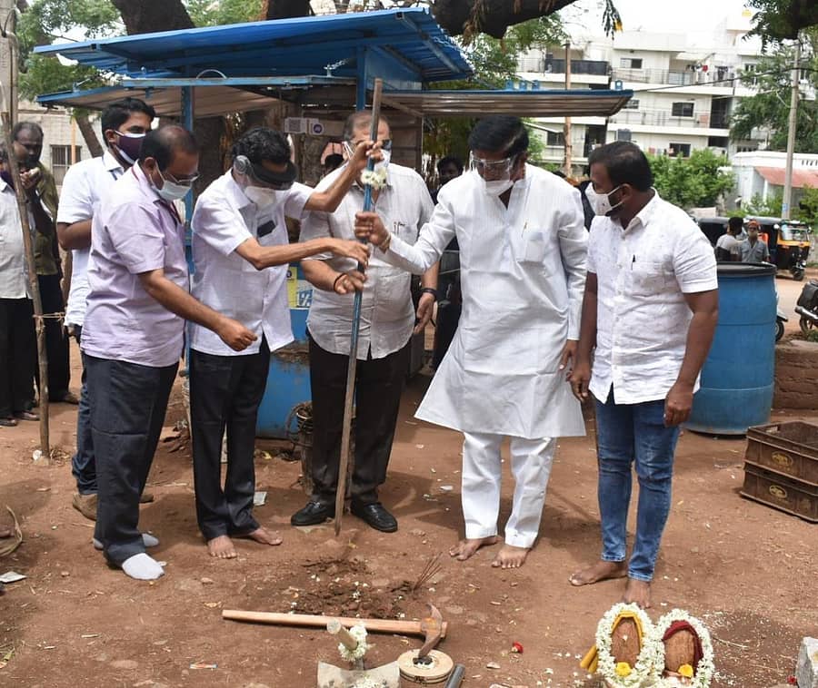 ನಗರಾಭಿವೃದ್ಧಿ ಪ್ರಾಧಿಕಾರದ ಅಧ್ಯಕ್ಷ ಅಶೋಕ್ ಜೀರೆ ಗುರುವಾರ ಹೊಸಪೇಟೆಯಲ್ಲಿ ರಸ್ತೆ ಮರು ಡಾಂಬರೀಕರಣ ಕಾಮಗಾರಿಗೆ ಚಾಲನೆ ನೀಡಿದರು