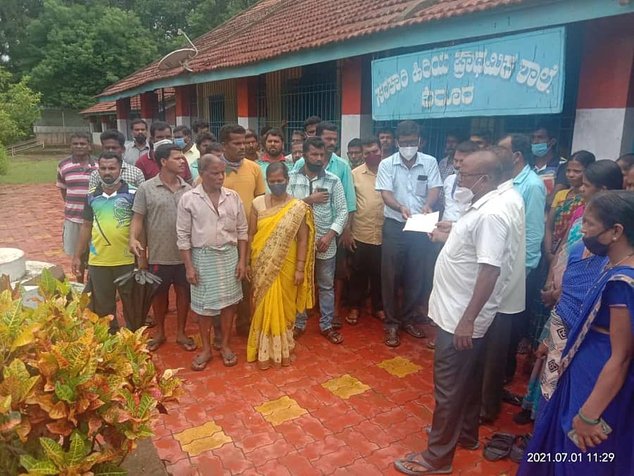 ಅಂಕೋಲಾ ತಾಲ್ಲೂಕಿನ ಶಿರೂರಿನ ಹಿರಿಯ ಪ್ರಾಥಮಿಕ ಶಾಲೆಗೆ ಶಿಕ್ಷಕಿ ಪ್ರೇಮಬಾಯಿ ನಾಯಕ ಹಾಜರಾಗಿದ್ದನ್ನು ಖಂಡಿಸಿ ಗ್ರಾಮಸ್ಥರು ಗುರುವಾರ ಪ್ರತಿಭಟನೆ ನಡೆಸಿ ಉಪನಿರ್ದೇಶಕರಿಗೆ ಮನವಿ ಸಲ್ಲಿಸಿದರು