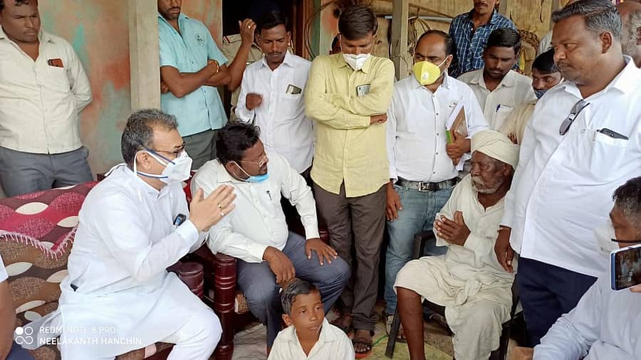 ಅಥಣಿ ತಾಲ್ಲೂಕಿನ ಹಲ್ಯಾಳದ ಬನಸೋಡೆ ಕುಟುಂಬದವರಿಗೆ ಶಾಸಕ ಮಹೇಶ ಕುಮಠಳ್ಳಿ ಗುರುವಾರ ಸಾಂತ್ವನ ಹೇಳಿದರು