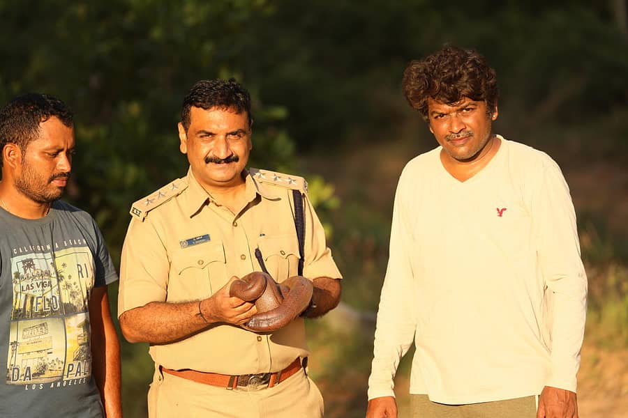 ಸಂರಕ್ಷಿಸಿದ ಇರ್ತಲೆ ಹಾವಿನ ಜೊತೆ ಎಚ್.ಎನ್.ಸೋಮು ಆರ್ಎಫ್ಒ ಗಣೇಶ್ ಹಾಗೂ ವಲ್ಲೀಶ್ ವಿ.ಕೌಶಿಕ್