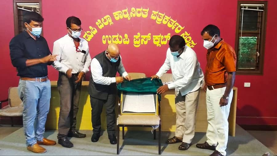 ಉಡುಪಿ ಪ್ರೆಸ್ ಕ್ಲಬ್‌ನಲ್ಲಿ ಗುರುವಾರ ಪತ್ರಿಕಾ ದಿನಾಚರಣೆಯನ್ನು ಮಂಗಳೂರು ವಿವಿ ಸಿಂಡಿಕೇಟ್ ಸದಸ್ಯ ವಿವೇಕಾನಂದ ಪನಿಯಾಲ ಉದ್ಘಾಟಿಸಿದರು.