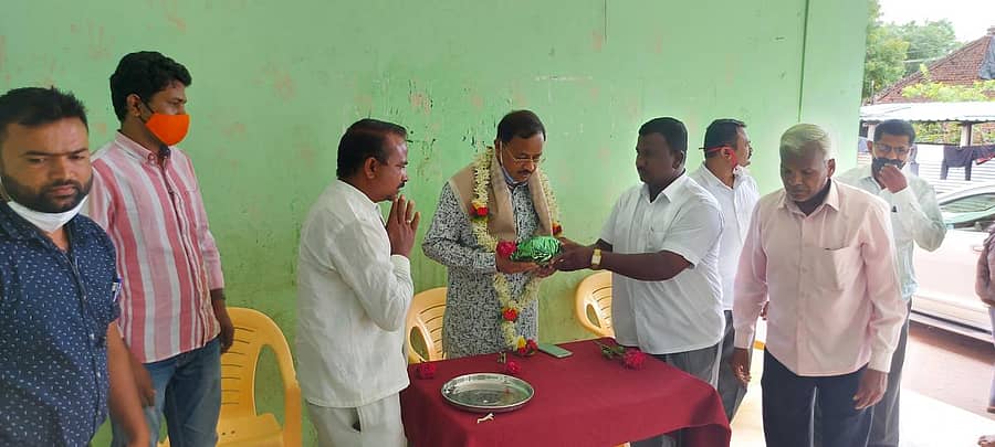 ಚಿಕ್ಕೋಡಿ ಸಂಸದ ಅಣ್ಣಾಸಾಹೇಬ ಜೊಲ್ಲೆ ಅವರನ್ನು ಮುಖಂಡರು ಕಾಗವಾಡ ತಾಲ್ಲೂಕಿನ ನವಲಿಹಾಳ ಗ್ರಾಮದಲ್ಲಿ ಗುರುವಾರ ಸತ್ಕರಿಸಿದರು