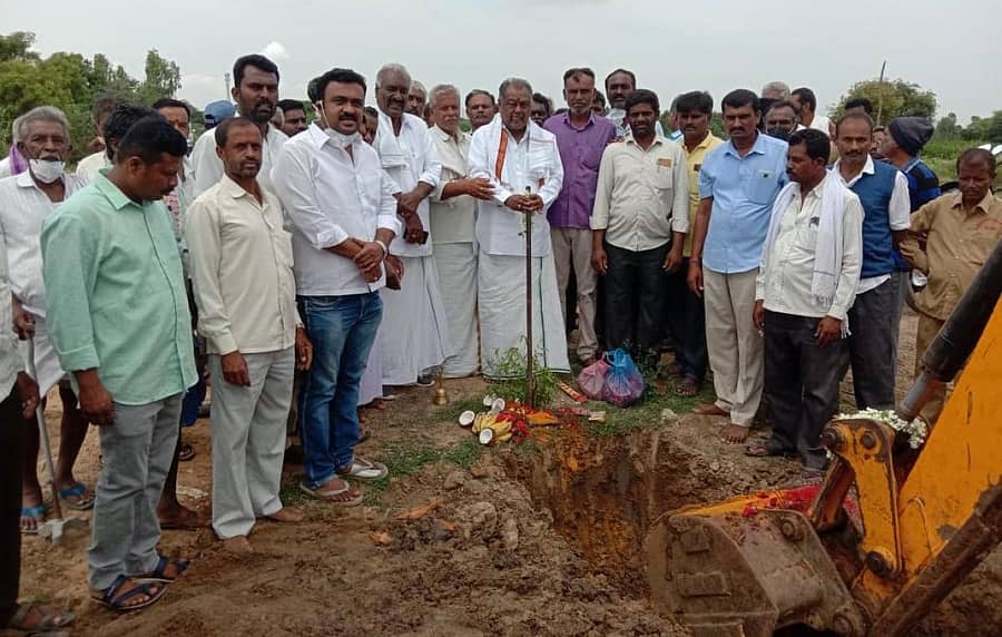ಕೋಲಾರ ತಾಲ್ಲೂಕಿನ ಜನ್ನಘಟ್ಟ ಗ್ರಾ.ಪಂ ವ್ಯಾಪ್ತಿಯ ಗ್ರಾಮಗಳ ನಡುವಿನ ಅಂತರ ಕಡಿಮೆ ಮಾಡುವ ವಿಶೇಷ ಸಂಪರ್ಕ ರಸ್ತೆ ಕಾಮಗಾರಿಗೆ ಜಿ.ಪಂ ಮಾಜಿ ಅಧ್ಯಕ್ಷ ವಿ.ವೆಂಕಟಮುನಿಯಪ್ಪ ಗುರುವಾರ ಗುದ್ದಲಿ ಪೂಜೆ ನೆರವೇರಿಸಿದರು