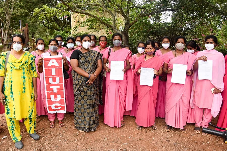 ರಕ್ಷಣೆಗೆ ಆಗ್ರಹಿಸಿ ಆಶಾ ಕಾರ್ಯಕರ್ತೆಯರು ಗುರುವಾರ ಜಿಲ್ಲಾಧಿಕಾರಿ ಕಚೇರಿಗೆ ಮನವಿ ಪತ್ರ ಸಲ್ಲಿಸಿದರು