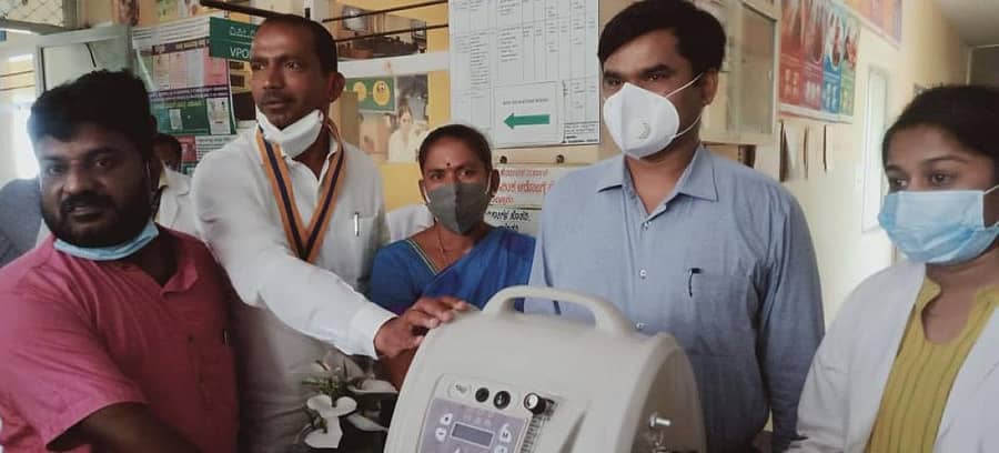 ರೋಟರಿ ಸೆಂಟ್ರಲ್ ವತಿಯಿಂದ ಕೋಲಾರ ತಾಲ್ಲೂಕಿನ ಅಮ್ಮನಲ್ಲೂರು ಗ್ರಾಮದ ಪ್ರಾಥಮಿಕ ಆರೋಗ್ಯ ಕೇಂದ್ರಕ್ಕೆ ಗುರುವಾರ ಆಮ್ಲಜನಕ ಸಾಂದ್ರಕವನ್ನು ಕೊಡುಗೆಯಾಗಿ ನೀಡಲಾಯಿತು