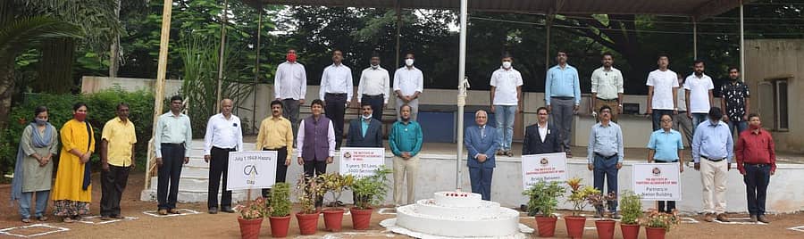 ಹುಬ್ಬಳ್ಳಿಯಲ್ಲಿ ಗುರುವಾರ ಲೆಕ್ಕ ಪರಿಶೋಧಕರ ದಿನದ ಅಂಗವಾಗಿ ಭಾರತ ಲೆಕ್ಕ ಪರಿಶೋಧಕರ ಸಂಘದ ಹುಬ್ಬಳ್ಳಿ ಶಾಖೆಯ ಪದಾಧಿಕಾರಿಗಳು ಧ್ವಜಾರೋಹಣ ನೆರವೇರಿಸಿದರು