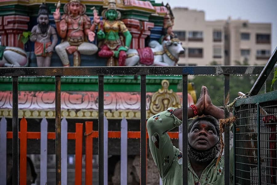 ಚೆನ್ನೈನ ದೇವಾಲಯವೊಂದರಲ್ಲಿ ಭಕ್ತರೊಬ್ಬರು ಪ್ರಾರ್ಥನೆ ಸಲ್ಲಿಸುತ್ತಿರುವುದು–ಸಾಂದರ್ಭಿಕ ಚಿತ್ರ