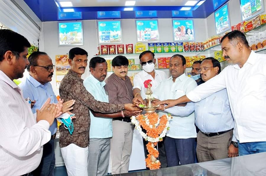 ಮುಳಬಾಗಿಲು ನಗರದ ರಾಜ್ಯ ಸಾರಿಗೆ ನಿಲ್ದಾಣದ ಬಳಿ ಗುರುವಾರ ಕೋಚಿಮುಲ್ ಮಾರಾಟ ಮಳಿಗೆಯನ್ನು ಕೋಚಿಮುಲ್ ನಿರ್ದೇಶಕ ಕಾಡೇನಹಳ್ಳಿ ನಾಗರಾಜ್ ಗುರುವಾರ ಉದ್ಘಾಟಿಸಿದರು