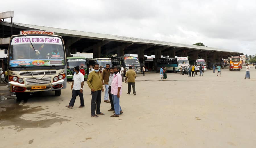ಶಿವಮೊಗ್ಗದ ಖಾಸಗಿ ಬಸ್ ನಿಲ್ದಾಣದಲ್ಲಿ ಪ್ರಯಾಣಿಕರಿಗಾಗಿ ಕಾಯ್ದು ನಿಂತಿರುವ ಖಾಸಗಿ ಬಸ್ಗಳು.